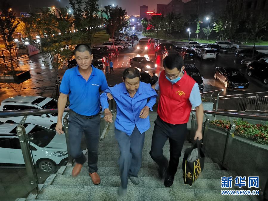 （防汛抗洪·圖文互動）（3）洪水來襲，銅鑼聲在千年古鎮(zhèn)的雨夜響起