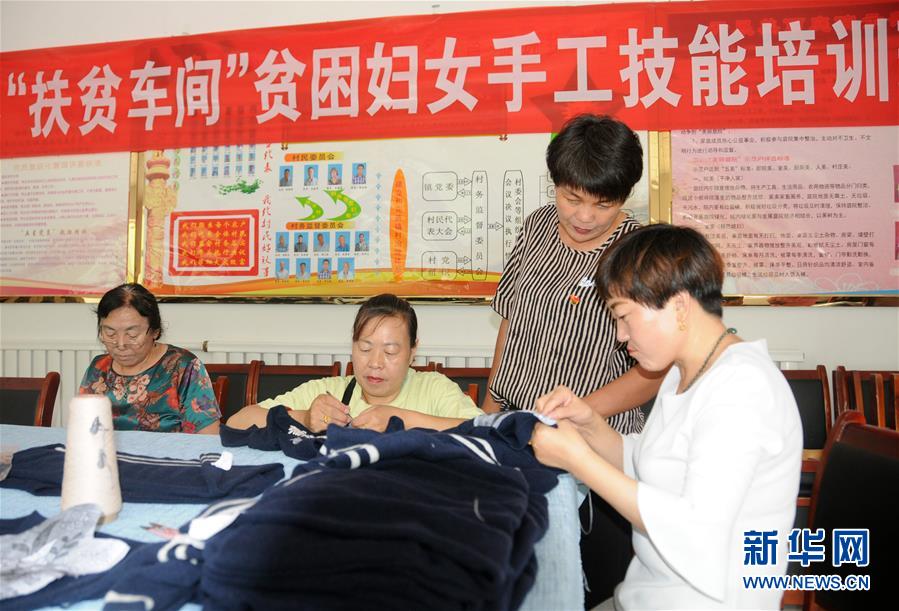 （決戰(zhàn)決勝脫貧攻堅·圖文互動）（1）內(nèi)蒙古河套：一雙巧手、一副棒針、一團(tuán)毛線打造貧困戶“炕頭經(jīng)濟(jì)”