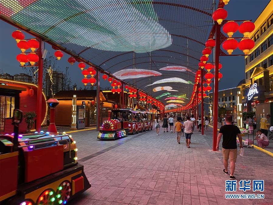 (落實(shí)“六穩(wěn)”“六保”一線見聞·圖文互動)(1)易地搬遷戶有了新身份——貴州萬山扶貧安置點(diǎn)巧打“就業(yè)牌”