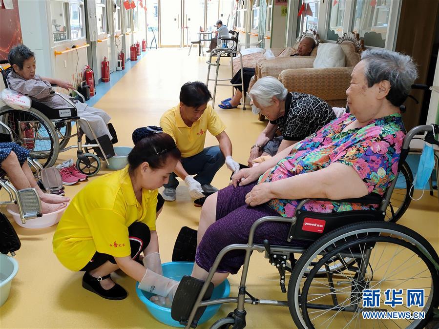 （走向我們的小康生活·圖文互動）（3）北京“老有所養(yǎng)”的床邊、身邊、周邊事