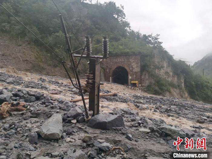 因泥石流受損的成昆鐵路區(qū)間。　劉偉建 攝