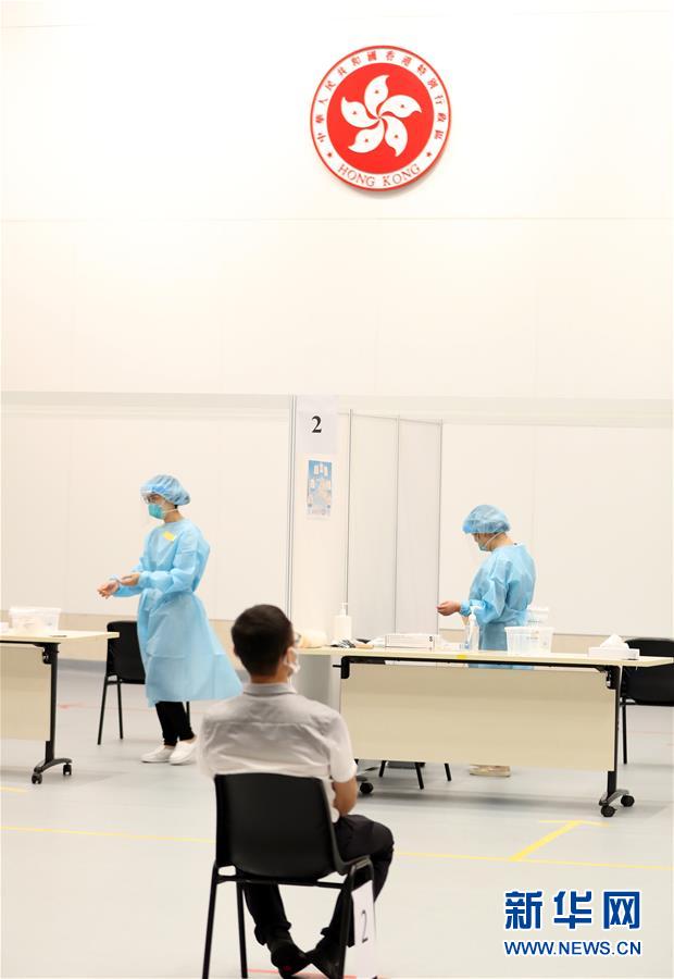 （圖文互動）（2）特寫：新冠病毒普檢首日，香港市民踴躍參與