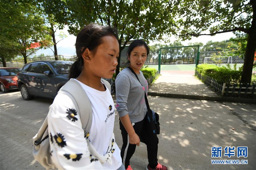 （熱點鮮報·圖文互動）（1）為了大涼山的下一代，她奔赴在助學路上