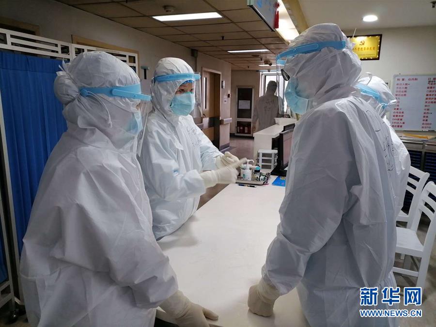 （抗疫一線醫(yī)務(wù)人員英雄群體·圖文互動）（3）“救治危重病人，我們拼盡全力”——記四川大學(xué)華西醫(yī)院援鄂重癥救治醫(yī)療隊(duì)