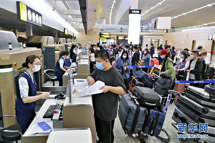 （圖文互動）（1）國內(nèi)航空公司執(zhí)飛的首條國際復(fù)學包機航線在渝啟航