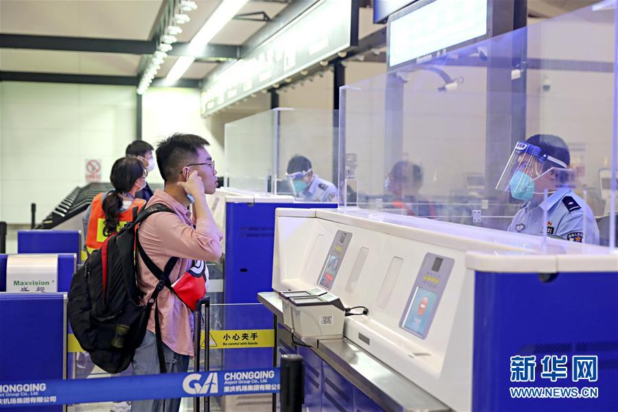 （圖文互動）（2）國內(nèi)航空公司執(zhí)飛的首條國際復(fù)學包機航線在渝啟航