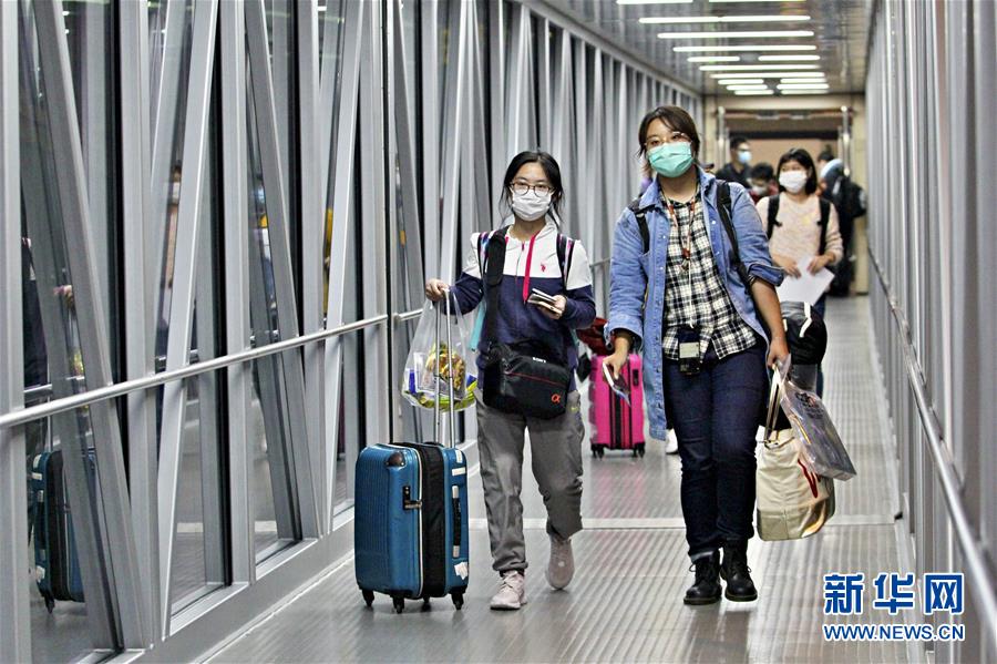 （圖文互動）（3）國內(nèi)航空公司執(zhí)飛的首條國際復(fù)學包機航線在渝啟航