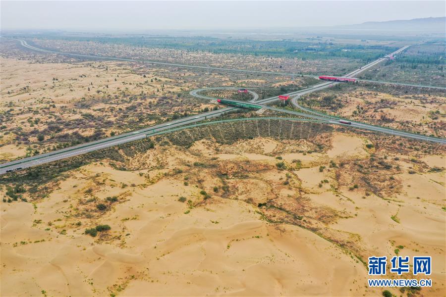 （在習(xí)近平新時(shí)代中國特色社會主義思想指引下&mdash;&mdash;新時(shí)代新作為新篇章&middot;習(xí)近平總書記關(guān)切事&middot;圖文互動(dòng)）（11）綠意，在黃沙中鋪展&mdash;&mdash;我國防沙治沙紀(jì)實(shí)