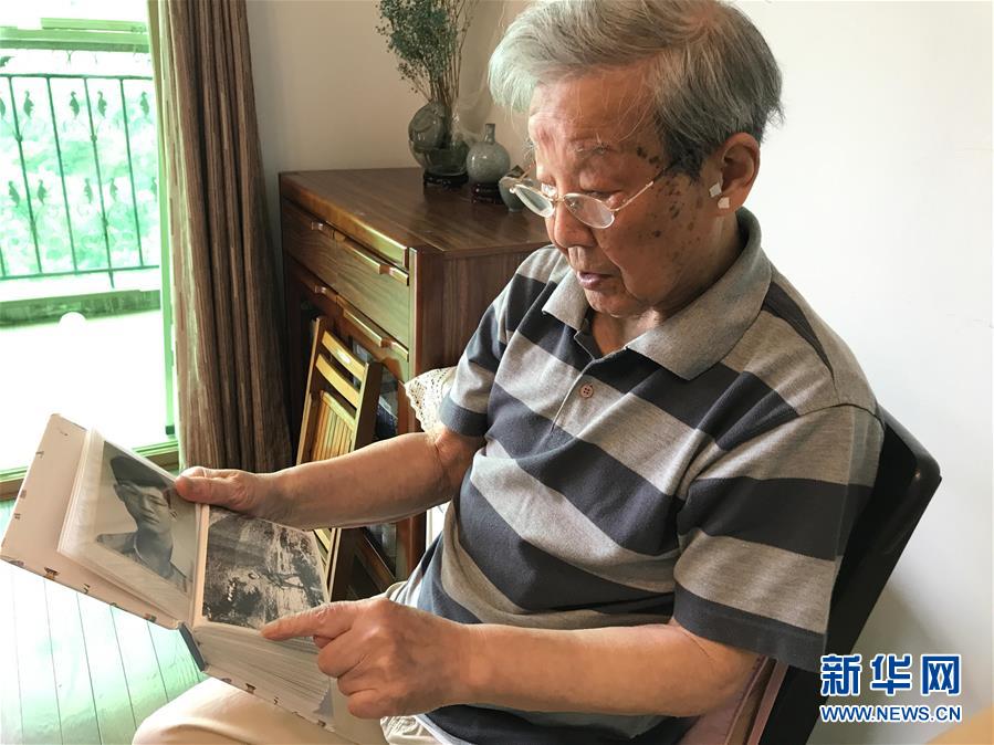 （紀(jì)念抗美援朝70周年·圖文互動）戰(zhàn)地金達(dá)萊，花兒為誰開？——記志愿軍老戰(zhàn)士文工隊員任紅舉