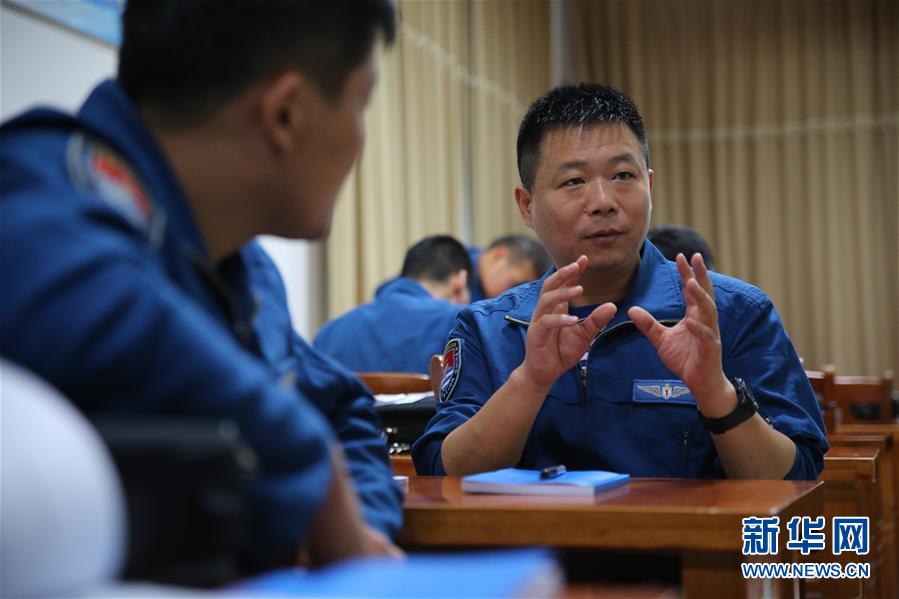 （在習(xí)近平強(qiáng)軍思想指引下·我們?cè)趹?zhàn)位報(bào)告·圖文互動(dòng)）（4）偵天探海 狩獵?？?mdash;—南部戰(zhàn)區(qū)海軍航空兵某師加速轉(zhuǎn)型提升新質(zhì)戰(zhàn)斗力記事