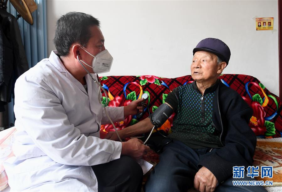 （習(xí)近平的小康故事·新華網(wǎng)·圖文互動(dòng)）（2）“真正解決好基層群眾看病難、看病貴問(wèn)題”——習(xí)近平和群眾健康的故事
