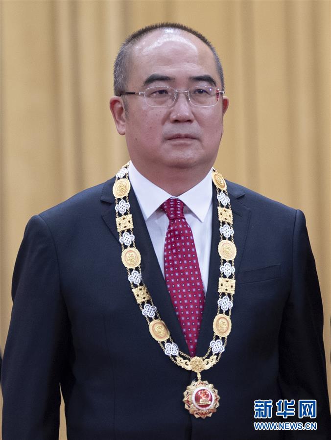 （抗疫先進(jìn)事跡·圖文互動(dòng)）（1）張定宇：疫情“暴風(fēng)眼”里，“漸凍”之軀與時(shí)間賽跑