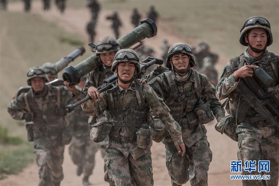 （新華全媒頭條·圖文互動）（13）沿著中國特色強軍之路闊步前進——黨中央、中央軍委領(lǐng)導(dǎo)推進國防和軍隊建設(shè)70年紀(jì)實