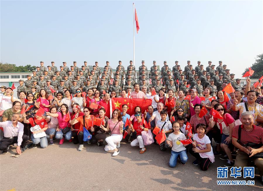 （圖文互動）（4）“我和我的祖國，一刻也不能分割”——解放軍駐香港部隊(duì)與市民共同慶祝國慶70周年見聞