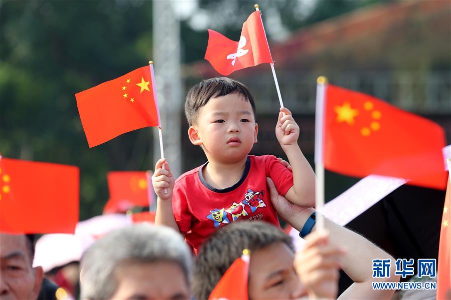 （圖文互動）（2）“我和我的祖國，一刻也不能分割”——解放軍駐香港部隊(duì)與市民共同慶祝國慶70周年見聞