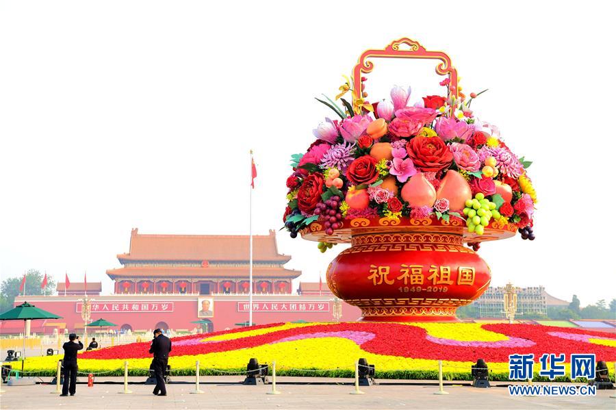 （圖文互動(dòng)）（2）7小時(shí)組裝！18米高巨型“花果籃”亮相天安門(mén)廣場(chǎng)