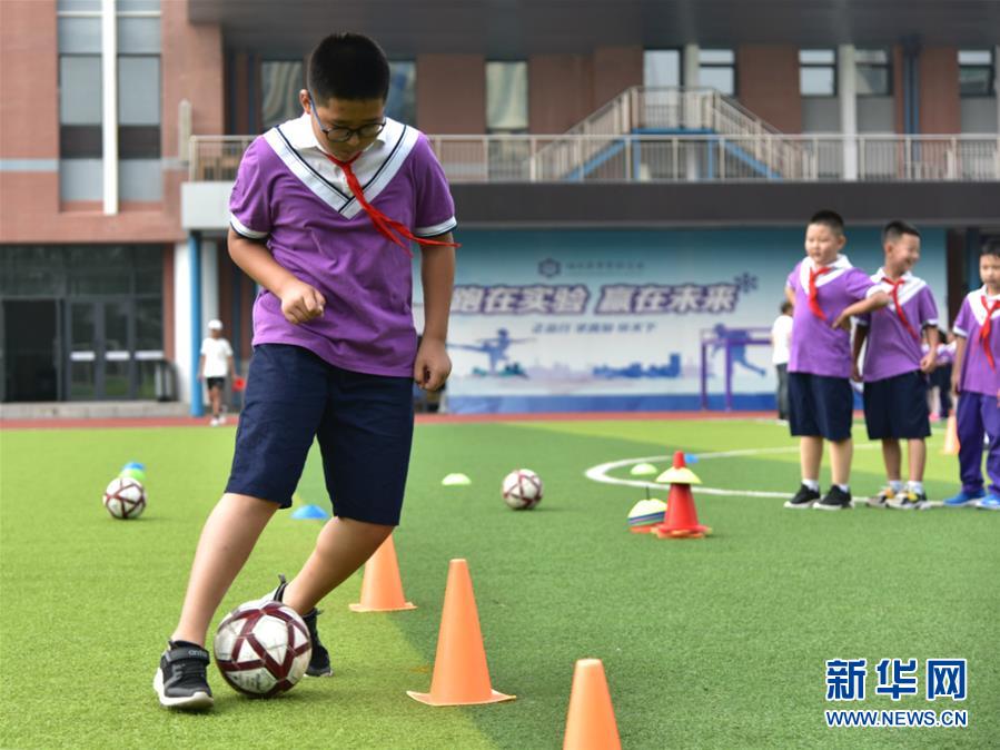（體育·圖文互動(dòng)）（2）（在習(xí)近平新時(shí)代中國特色社會(huì)主義思想指引下——新時(shí)代新作為新篇章·總書記關(guān)心的百姓身邊事）奔跑吧，少年！——體育讓孩子們插上強(qiáng)壯的翅膀（配本社同題文字稿）