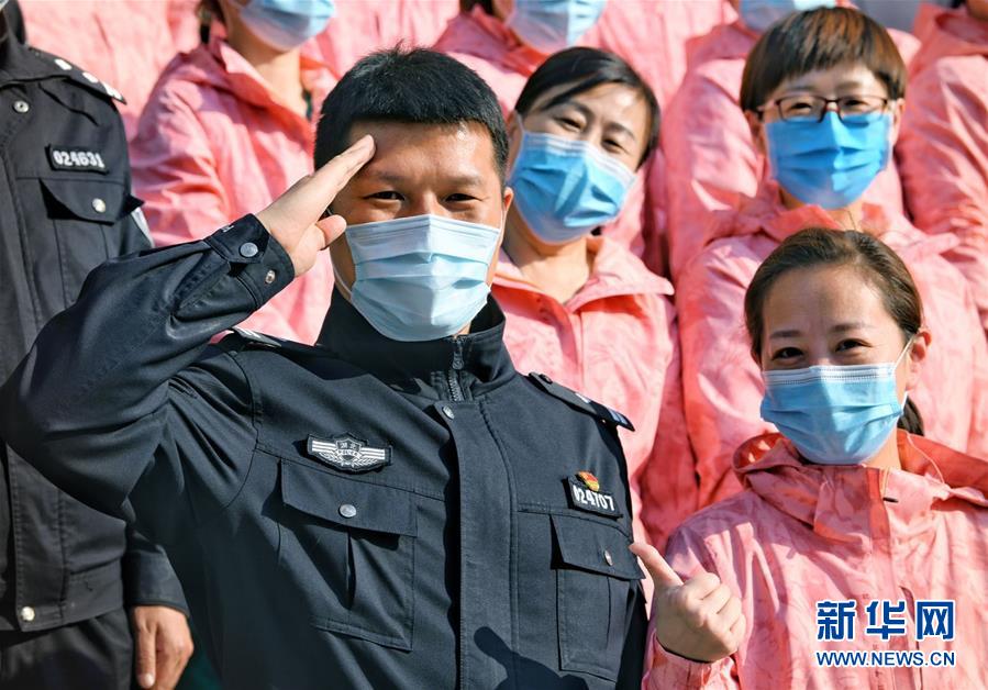 （習近平致敬的戰(zhàn)“疫”英雄·公安干警篇·圖文互動）（1）他們，抗疫一線鑄警魂