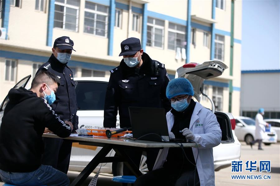 （習近平致敬的戰(zhàn)“疫”英雄·公安干警篇·圖文互動）（3）他們，抗疫一線鑄警魂