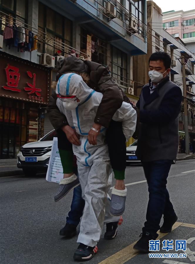 （習近平致敬的戰(zhàn)“疫”英雄·公安干警篇·圖文互動）（4）他們，抗疫一線鑄警魂