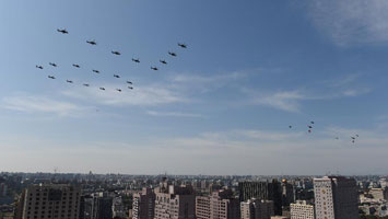 空中護(hù)旗方隊飛向天安門廣場