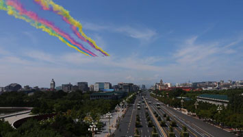 領(lǐng)隊機(jī)梯隊接受檢閱