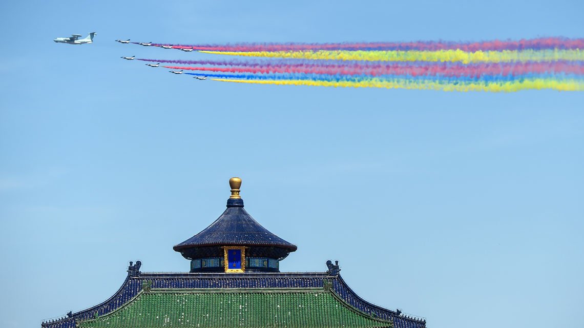 領(lǐng)隊機(jī)梯隊從天壇祈年殿上空飛過