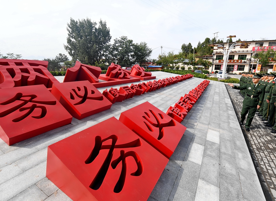 全面從嚴(yán)治黨，以更高能力和水平引領(lǐng)新時代