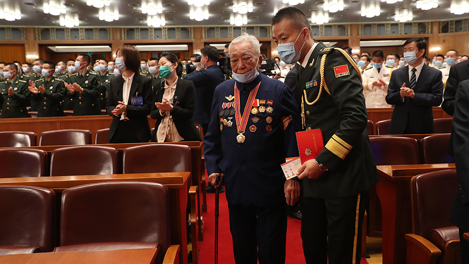 志愿軍老戰(zhàn)士、老同志入場(chǎng)
