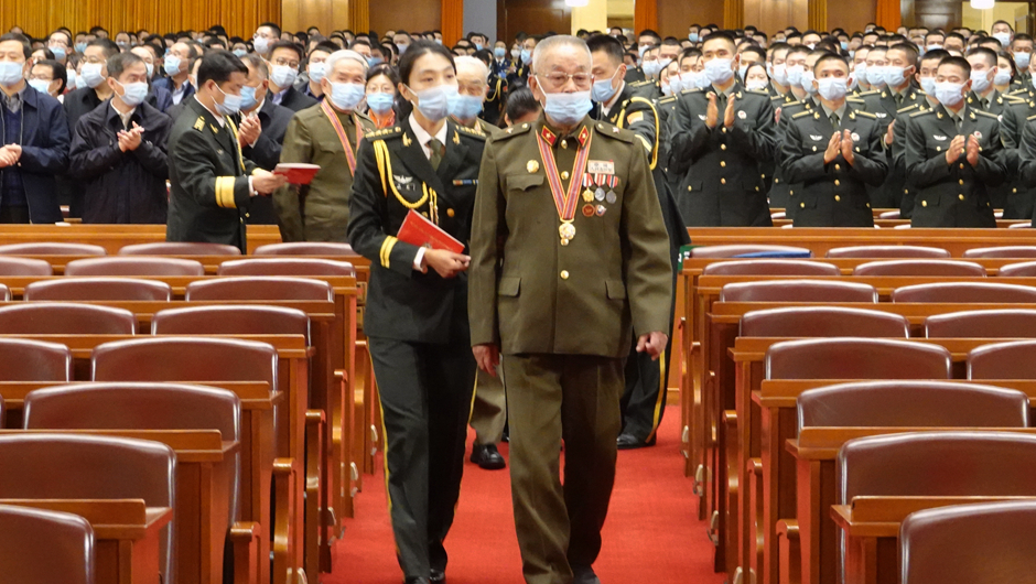 大會(huì)前，志愿軍老同志入場(chǎng)
