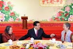 全國政協(xié)邀請已故黨外全國政協(xié)委員、知名人士夫人聯(lián)誼迎春 賈慶林出席