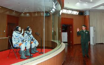 范長龍看望神舟十一號航天員景海鵬、陳冬