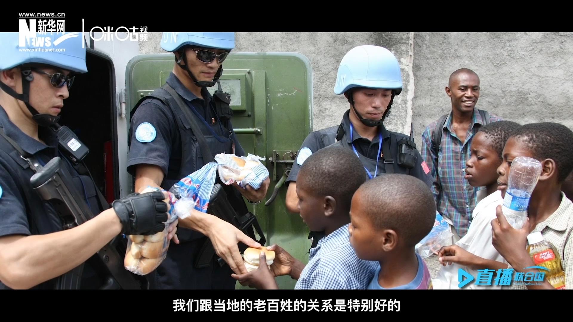 這群胸前印著五星紅旗的警察，在當(dāng)?shù)孛癖娦睦镉兄恋榈榈姆萘?，也傳遞出許多的善意與感動(dòng)。