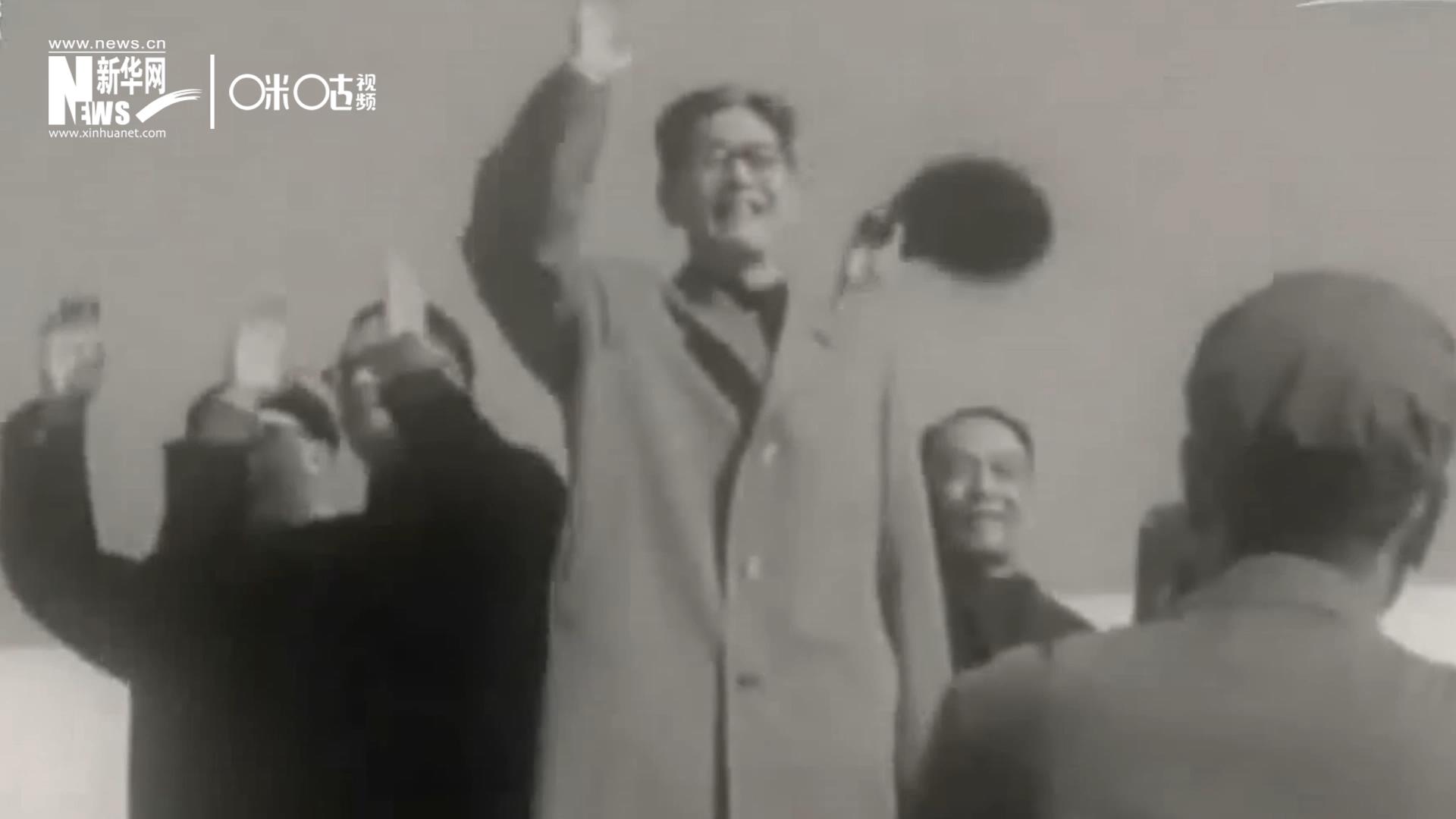 1971年11月9日，全新成立的中國(guó)聯(lián)合國(guó)代表團(tuán)在群眾的歡呼與掌聲中登上專機(jī)，正式開啟了中國(guó)的聯(lián)合國(guó)之旅。