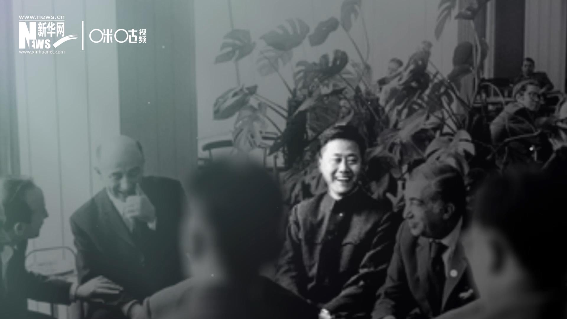 照片里的這個(gè)人是高梁，原新華社國(guó)際部記者。原本作為代表團(tuán)隨行記者的他接到通知，由他帶領(lǐng)一支先遣小組先行去紐約。