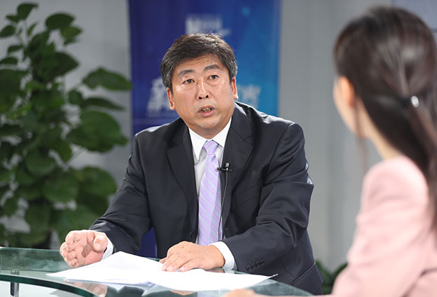 具體落在實(shí)處就是把方向，管大局，保落實(shí)