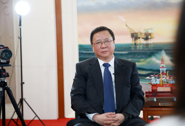 堅持黨的領(lǐng)導(dǎo)、加強黨的建設(shè)，是國有企業(yè)的光榮傳統(tǒng)。