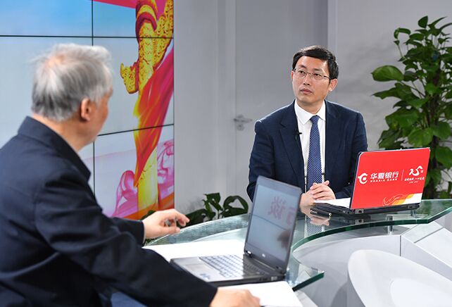 您再給我們梳理一下，黨章中有關(guān)“基本路線”的修改情況。