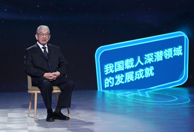 抱著要建造先進(jìn)的海軍裝備保家衛(wèi)國(guó)的心愿，考入了交通大學(xué)造船系