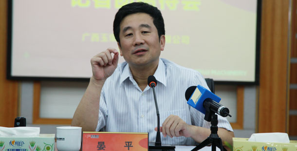 玉柴集團(tuán)公司董事局主席晏平——大家可能不一定認(rèn)識(shí)我，但是大家一定坐過裝配玉柴發(fā)動(dòng)機(jī)的客車、公交車，因?yàn)橛癫癜l(fā)動(dòng)機(jī)裝配在全國超過60%的客車、公交車上。玉柴發(fā)動(dòng)機(jī)能夠陪伴大家上班、回家、逛街，我很自豪。我們將繼續(xù)制造更多更好的綠色產(chǎn)品，造福社會(huì)和百姓。