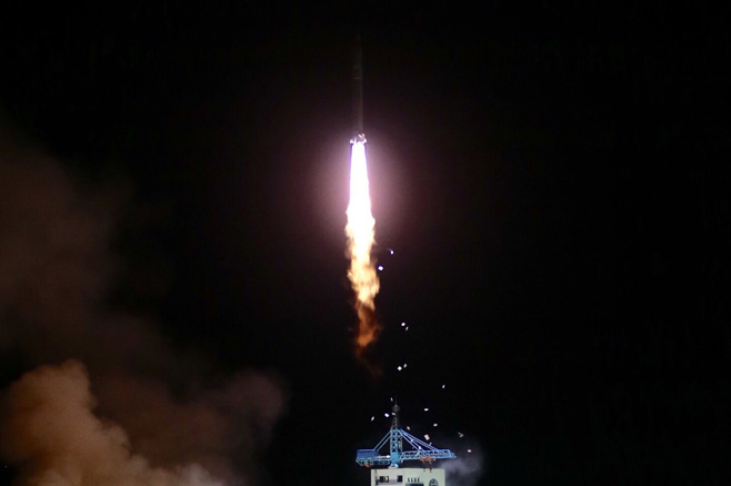 4月6日，搭載實(shí)踐十號衛(wèi)星的長征二號丁運(yùn)載火箭升空。