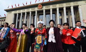 閉幕會后，代表走出人民大會堂