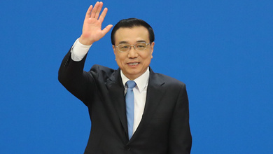 記者會結束后，李克強揮手致意