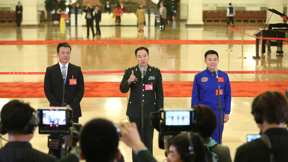 趙宏博、景海鵬、唐嘉陵代表接受采訪