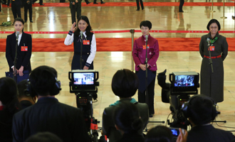 吳敏霞、杜玉濤、蒙曼、盧麗安代表接受采訪