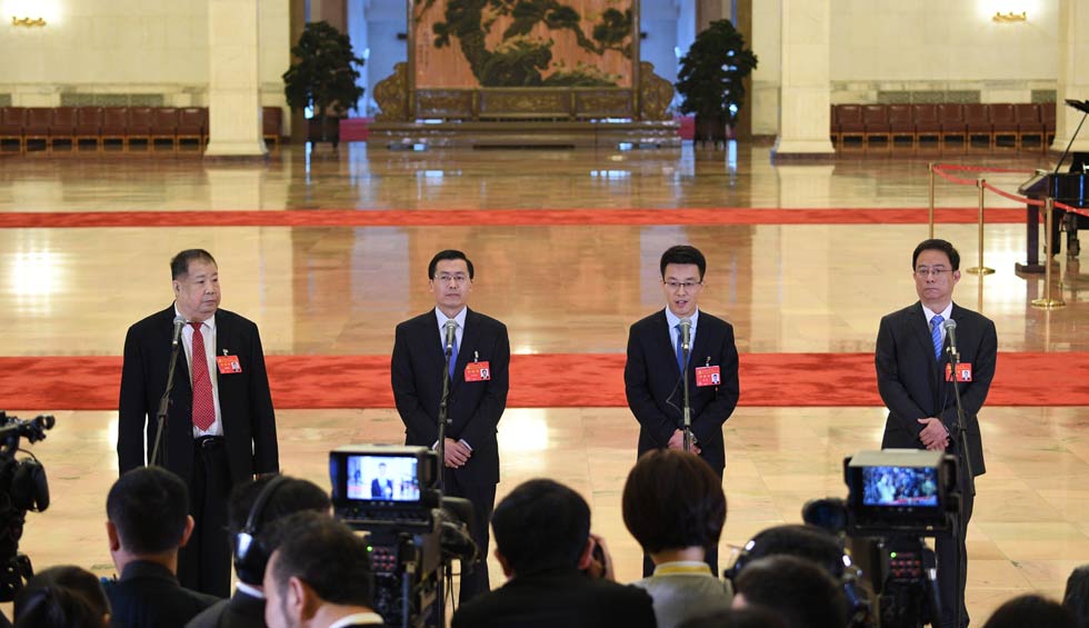 凌解放、王立平、徐川、黃一兵接受采訪