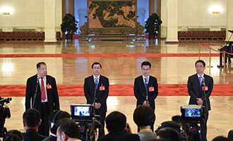 凌解放、王立平、徐川、黃一兵代表接受采訪