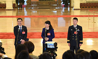 孟祥飛、李媛、曹先建代表接受采訪