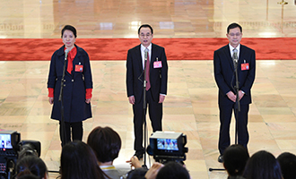 姜妍、康紅普、劉宗富代表接受采訪