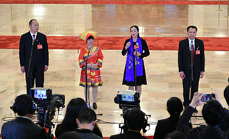 蔡松濤、杜麗群、楊小玲、賈立群代表接受采訪